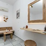 Vrettos Beachside Retreat *