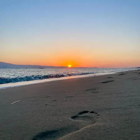 Vrettos Beachside Retreat *