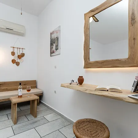 Vrettos Beachside Retreat *
